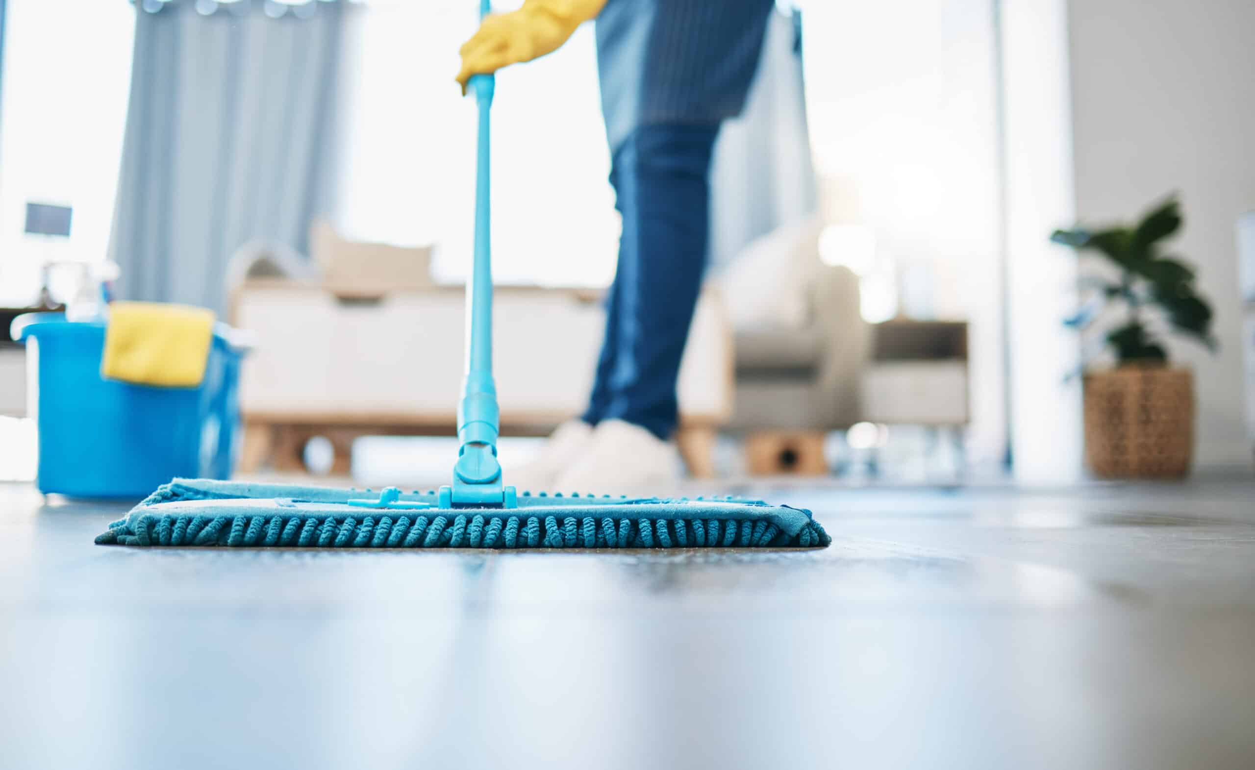 Adăugați câteva picături de balsam de rufe în apa de spălat podele pentru a împrospăta casa.