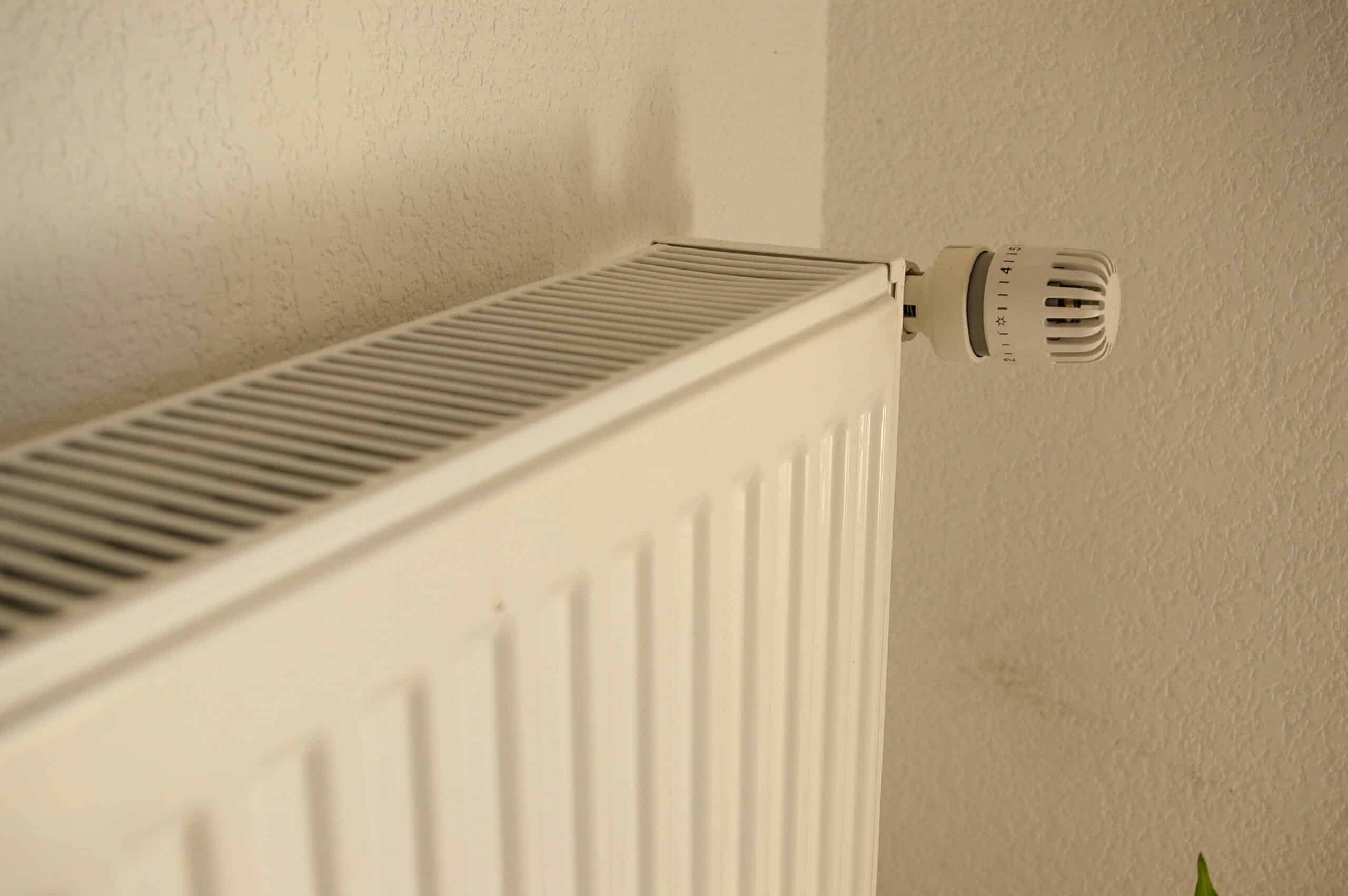Ar trebui să pornesc și să opresc încălzirea sau să o las la minimum pentru a economisi energie?